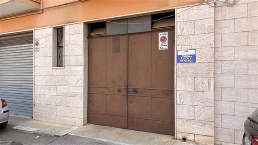 Box Auto Centrale Di 21 Mq. Ampia Serranda Elettrica Di Ingresso. Comodo.